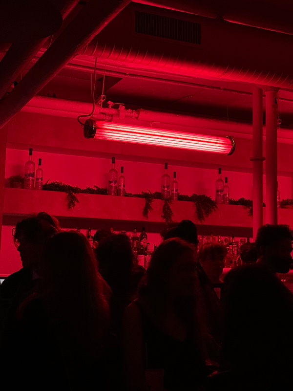 Photo d'un néon dans un bar